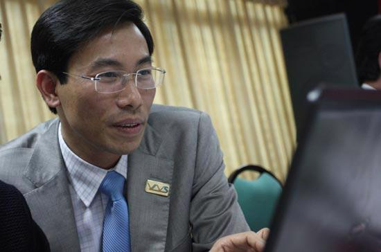 hoi_chuyen_doanh_nhan_nha_quan_ly_tuoi_dan_1.jpg