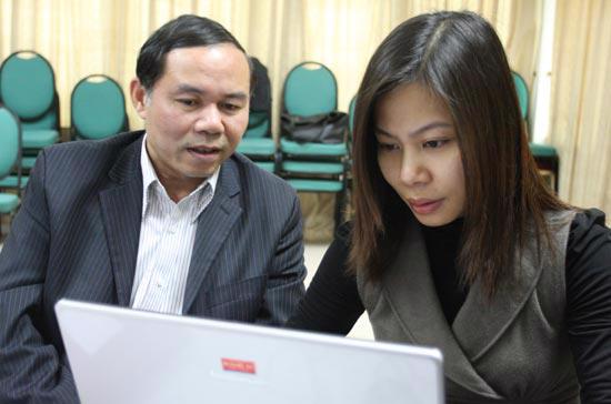 hoi_chuyen_doanh_nhan_nha_quan_ly_tuoi_dan_2.jpg