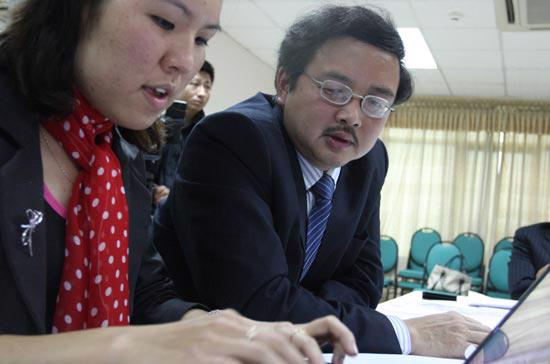 hoi_chuyen_doanh_nhan_nha_quan_ly_tuoi_dan_3.jpg