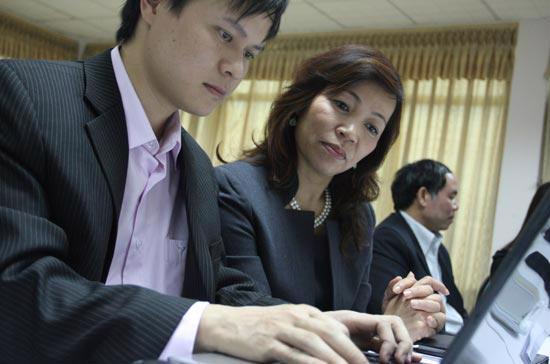 hoi_chuyen_doanh_nhan_nha_quan_ly_tuoi_dan_4.jpg